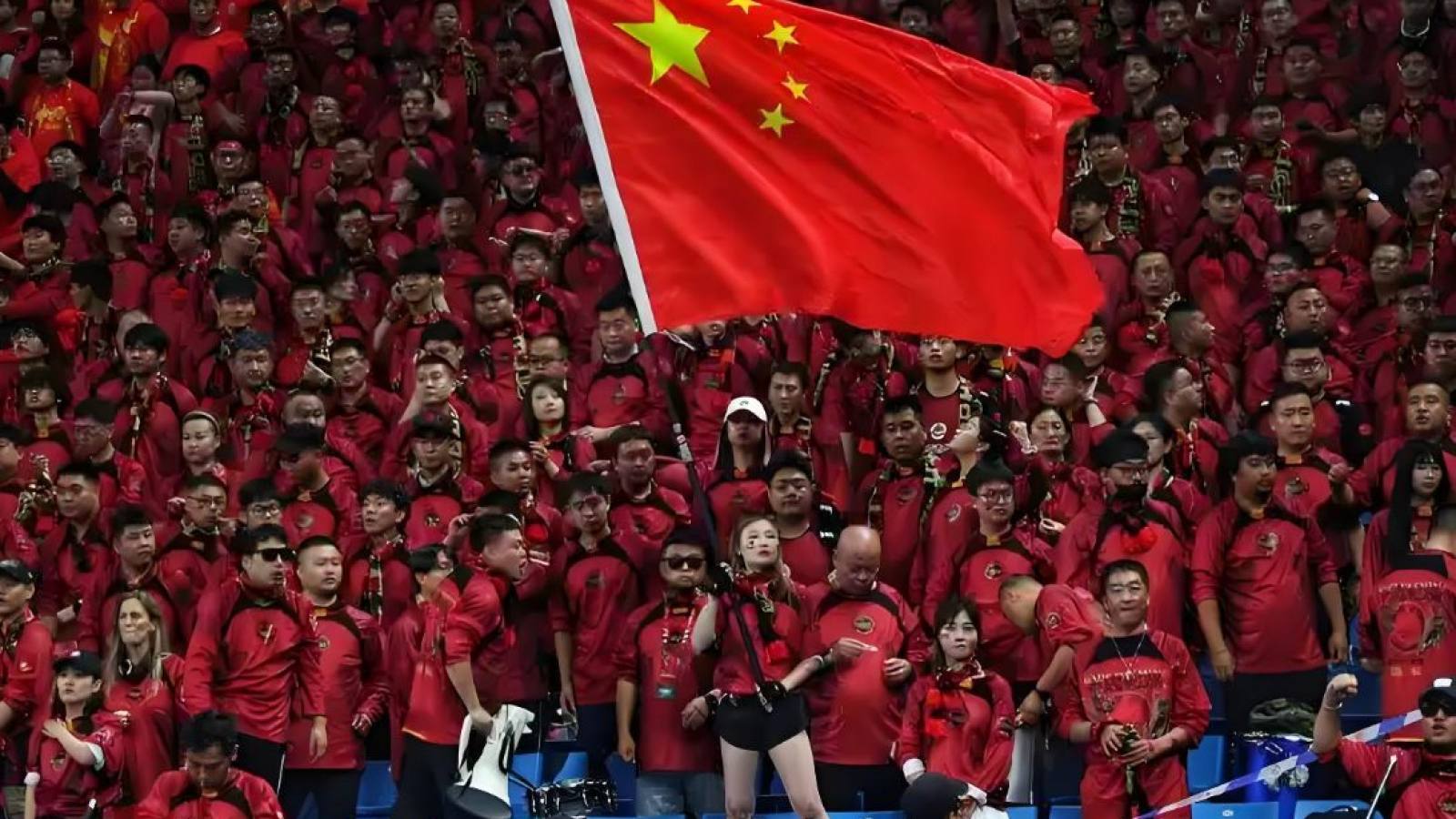 足球赛事直播画面在多终端同步呈现的场景